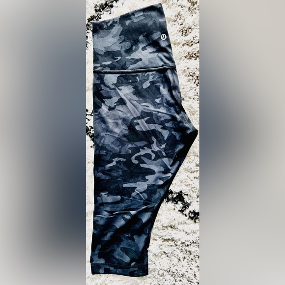 LULULEMON Knee Length Spandex Exercise/Workout Pants (Camouflage Print) (Size 8) - Picture 4 of 8